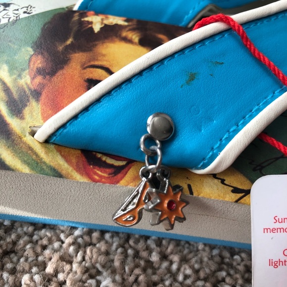 Sassy!! Brand New Iconic Pop Art Flip Flops with Charm Accents, Size 7 - Picture 3 of 5